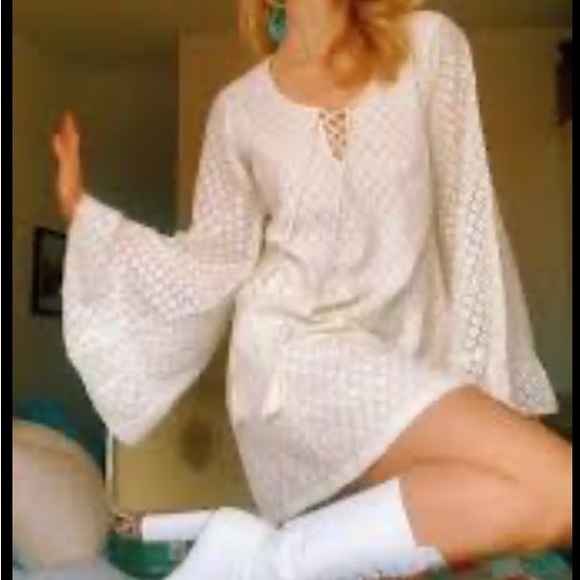 Elegant Cream Blouse with Flared Sleeves - Picture 2 of 11